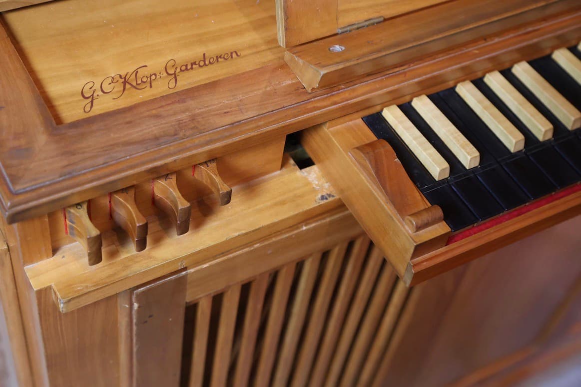 Klop Positive Organ image as background from Paris, France by Organova